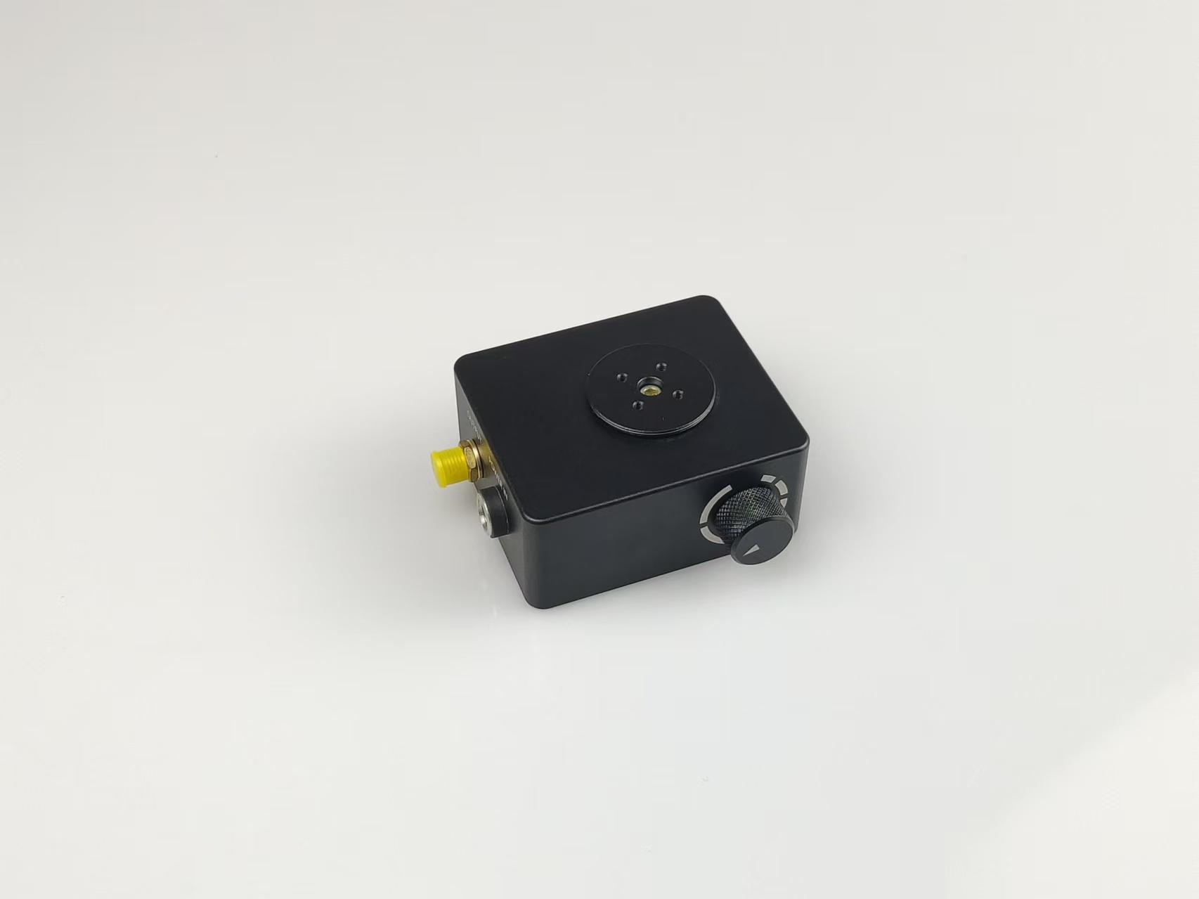 PD510U是一款低噪聲、帶集成放大器的可調(diào)增益硅光電探測器，適用于自由空間光學系統(tǒng)。該裝置包括光電二極管、跨阻放大器、驅(qū)動級放大器、射頻連接器等。輸出端使用SMA連接器，以減小尺寸并最大限度的提高頻率響應，探測器帶寬和增益共有八個檔位。