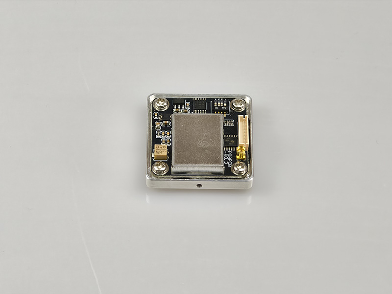 PDAPCB10是一款低噪聲、帶集成放大器的可調(diào)增益硅光電探測器，適用于自由空間光學系統(tǒng)。該裝置包括光電二極管、跨阻放大器、驅(qū)動級放大器、射頻連接器等。電路板具有4個3.2mm通孔，間距為30mm，可以兼容籠式系統(tǒng)或安裝在自定義的外殼和設備中。